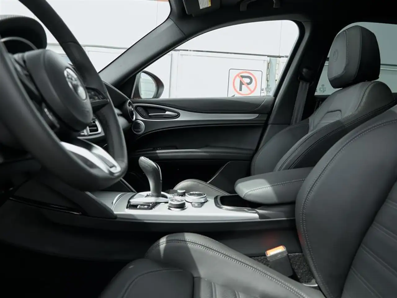 Alfa Romeo Stelvio снимка Alfa Romeo Stelvio