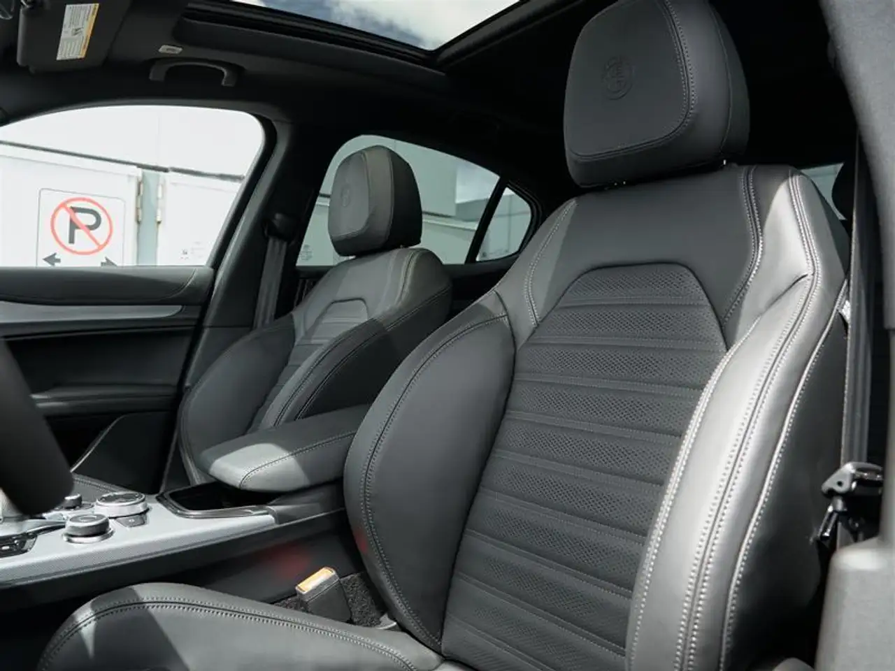 Alfa Romeo Stelvio снимка Alfa Romeo Stelvio