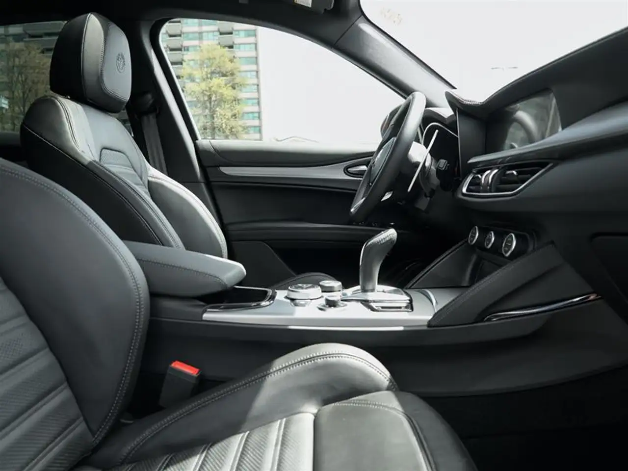 Alfa Romeo Stelvio снимка Alfa Romeo Stelvio