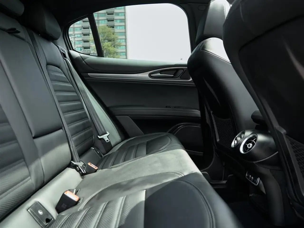 Alfa Romeo Stelvio снимка Alfa Romeo Stelvio
