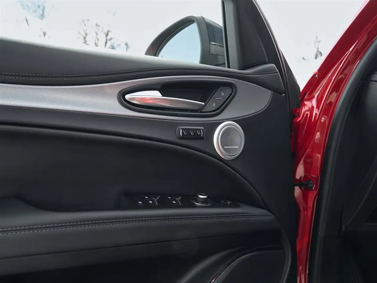 Alfa Romeo Stelvio снимка Alfa Romeo Stelvio