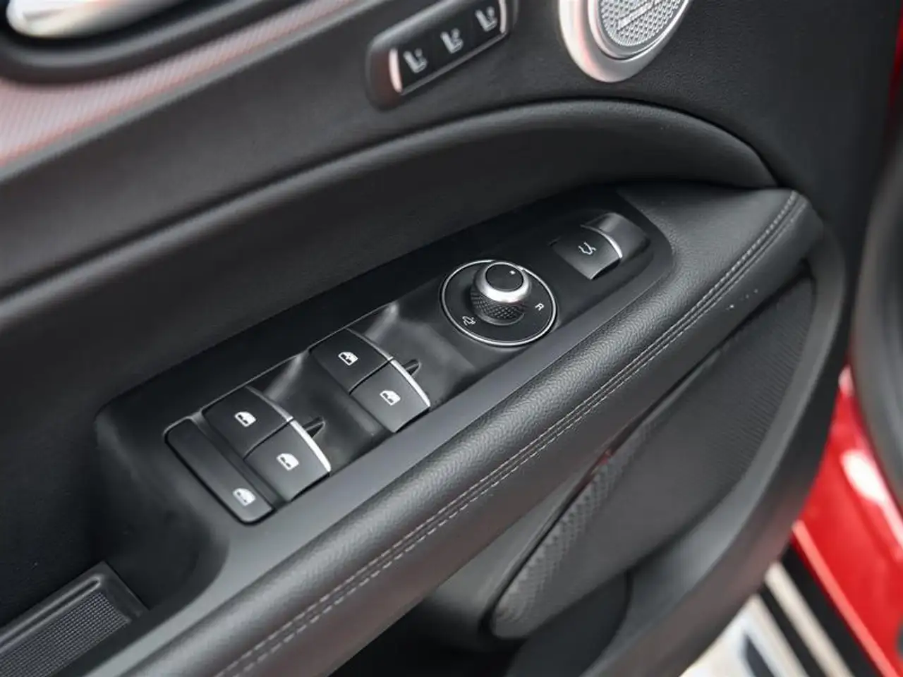 Alfa Romeo Stelvio снимка Alfa Romeo Stelvio
