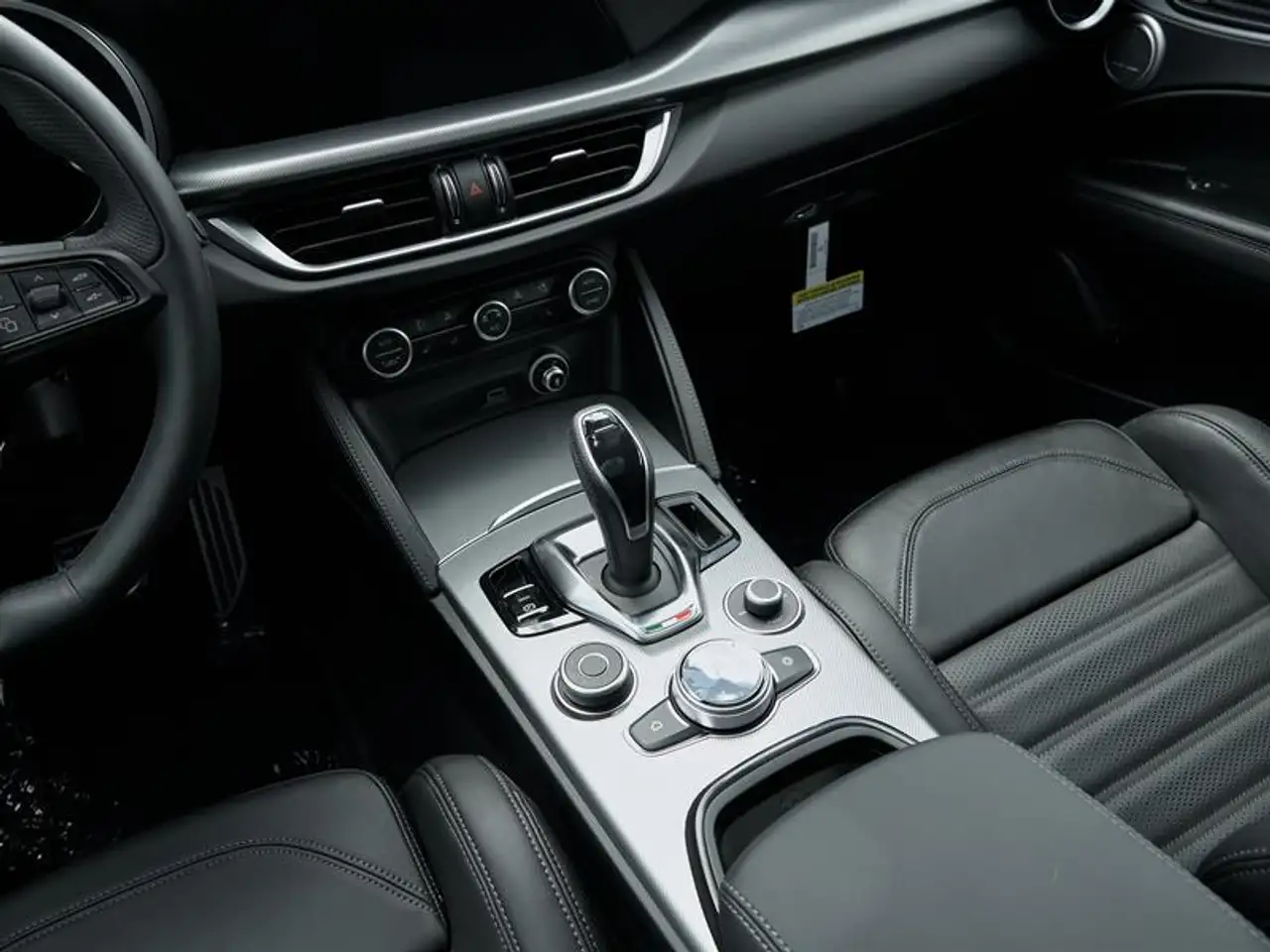 Alfa Romeo Stelvio снимка Alfa Romeo Stelvio