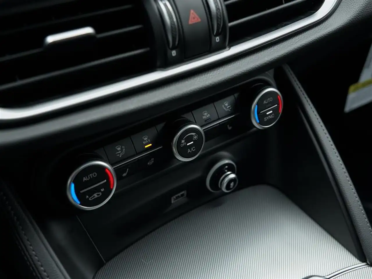 Alfa Romeo Stelvio снимка Alfa Romeo Stelvio