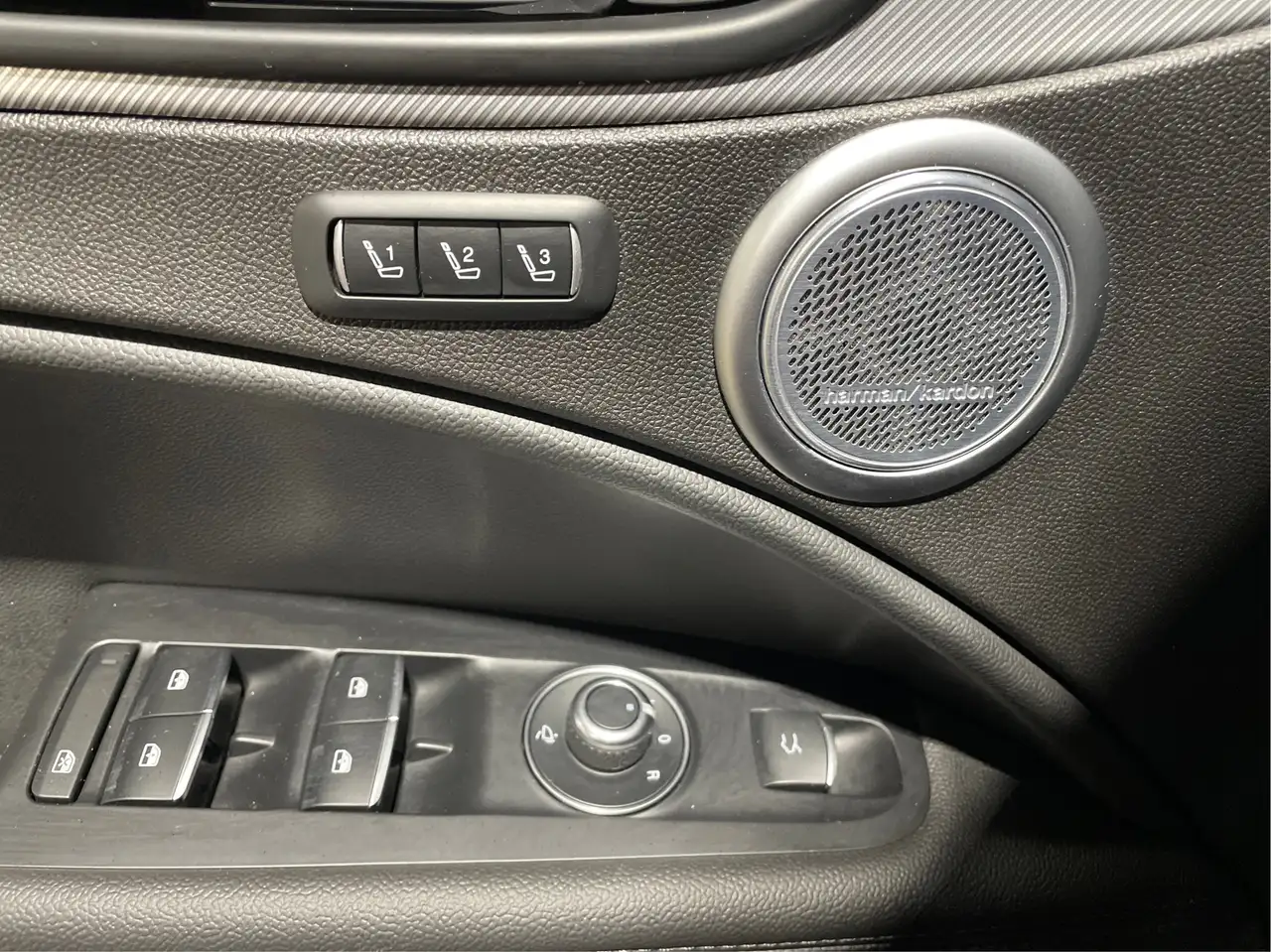 Alfa Romeo Stelvio снимка Alfa Romeo Stelvio