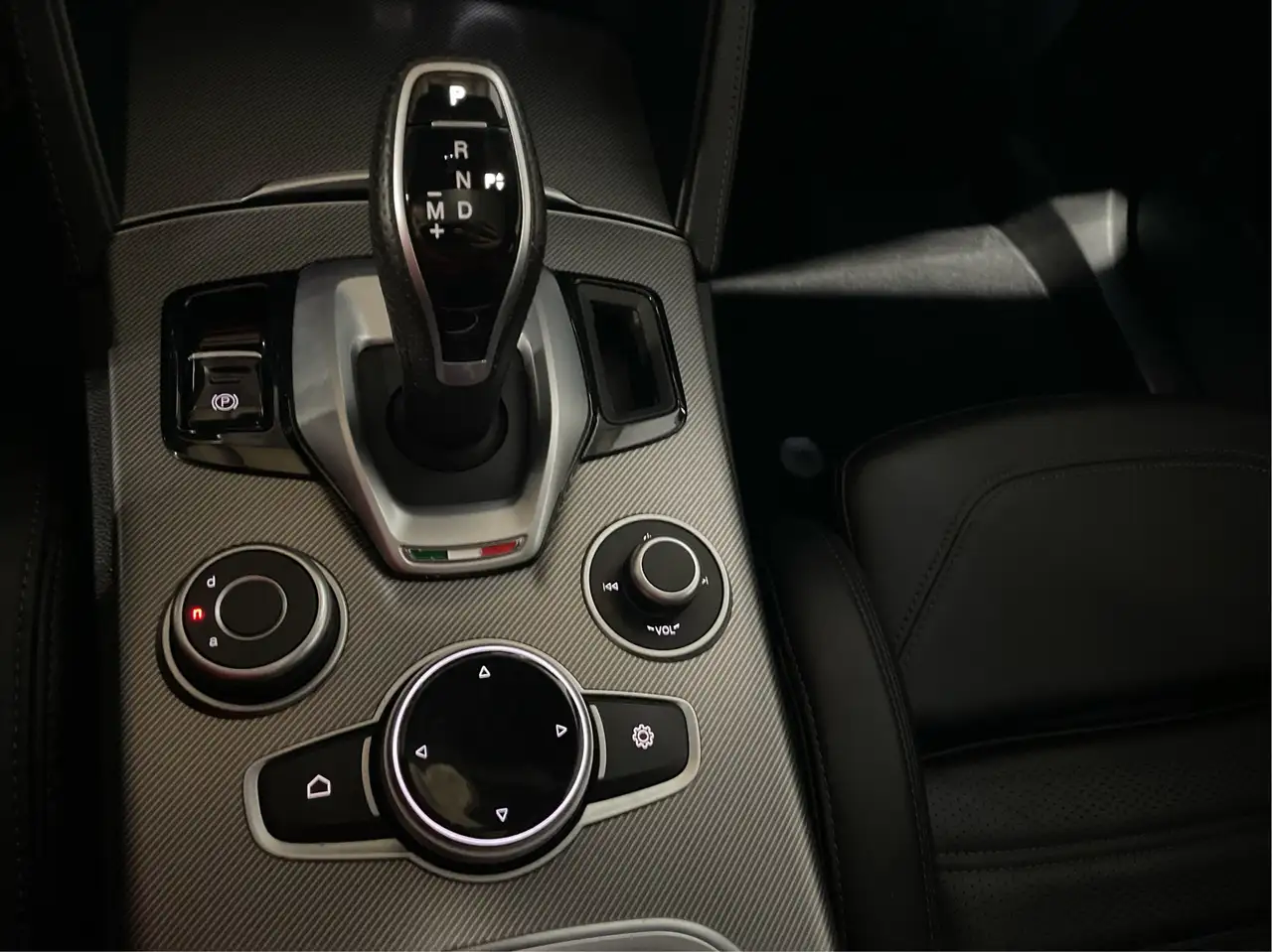 Alfa Romeo Stelvio снимка Alfa Romeo Stelvio