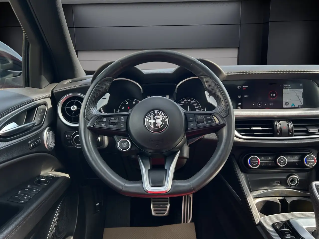 Alfa Romeo Stelvio снимка Alfa Romeo Stelvio