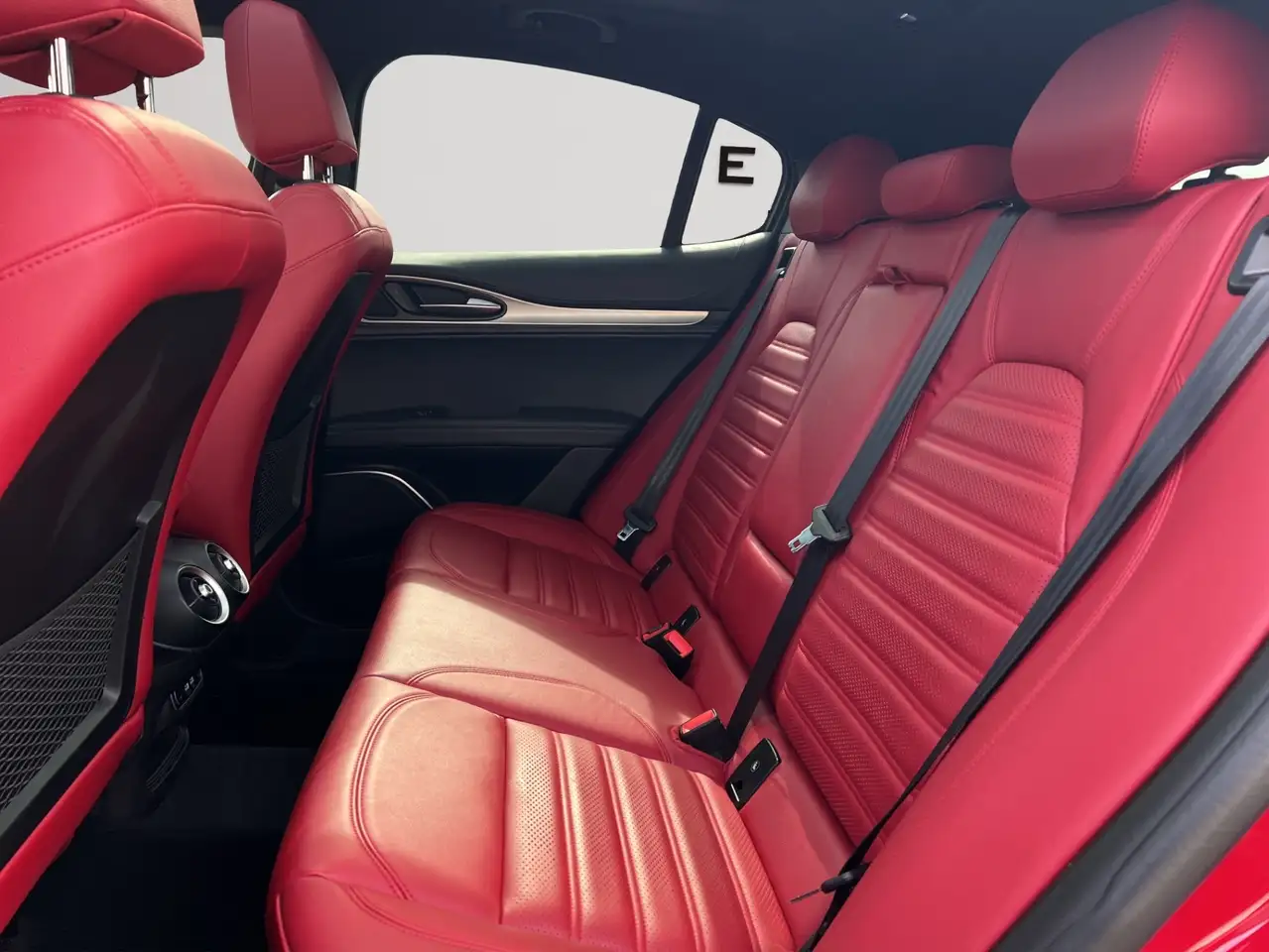 Alfa Romeo Stelvio снимка Alfa Romeo Stelvio