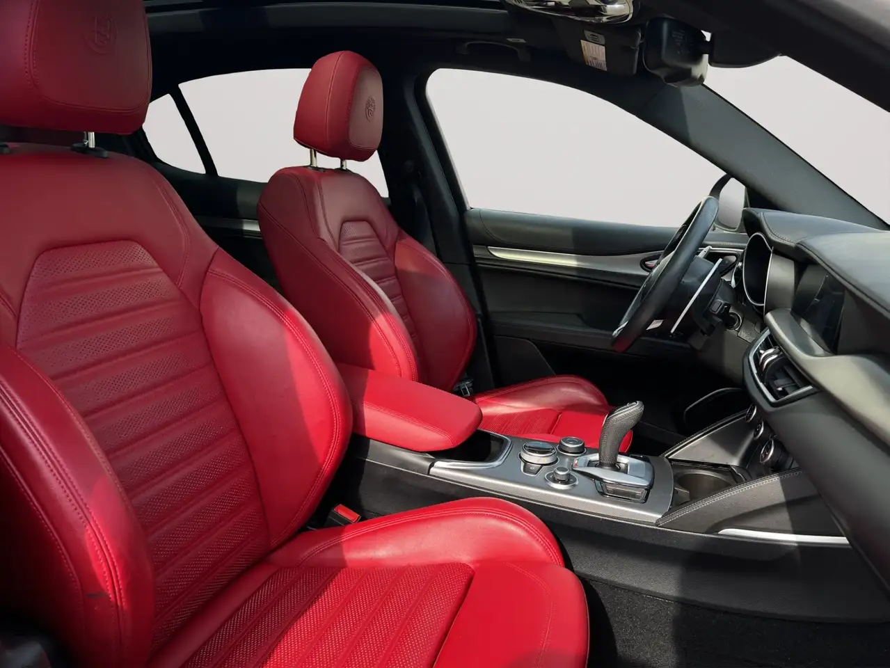 Alfa Romeo Stelvio снимка Alfa Romeo Stelvio