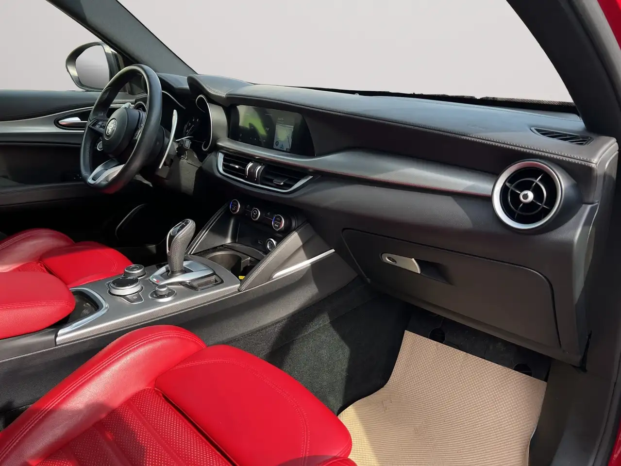 Alfa Romeo Stelvio снимка Alfa Romeo Stelvio