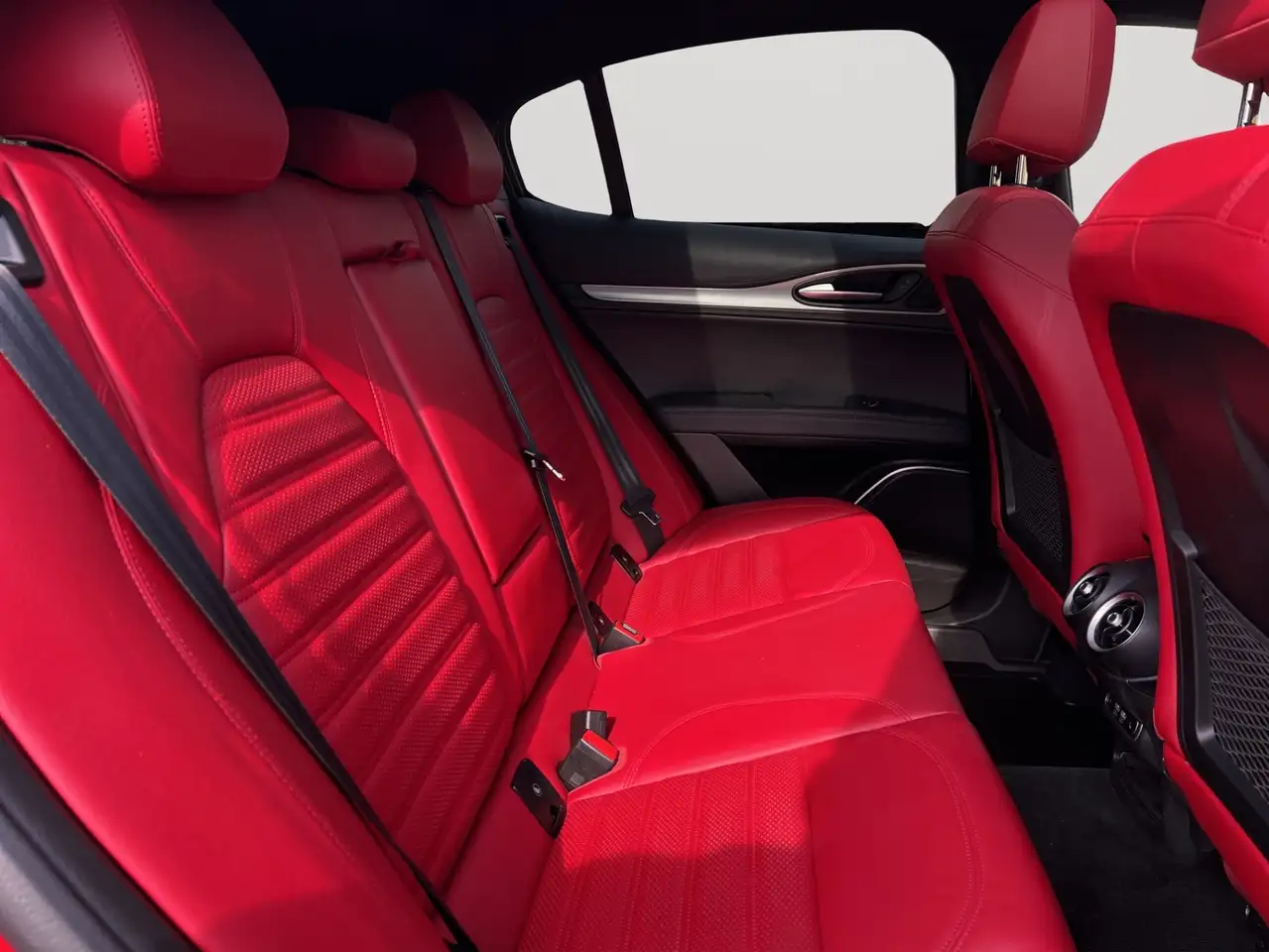 Alfa Romeo Stelvio снимка Alfa Romeo Stelvio