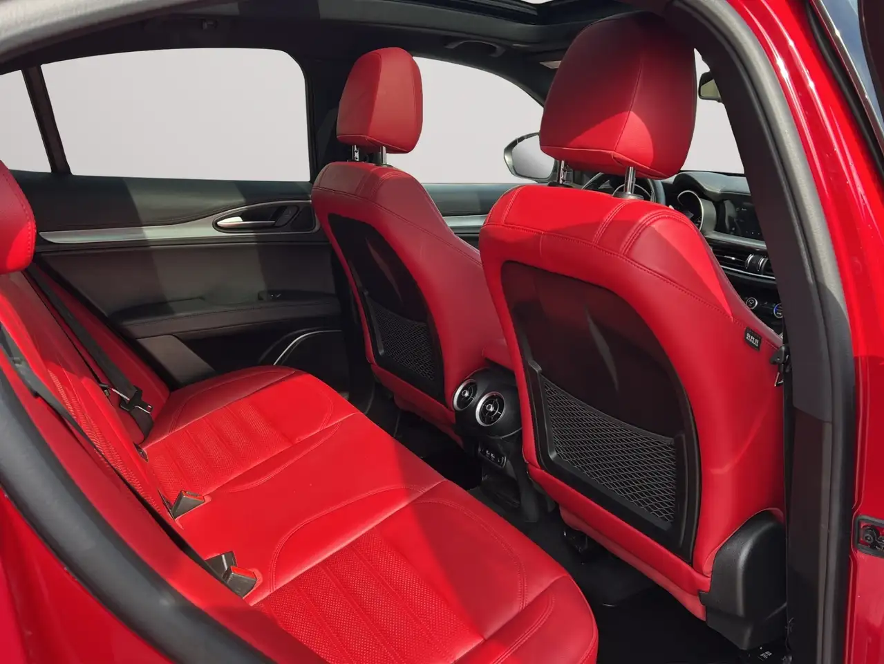 Alfa Romeo Stelvio снимка Alfa Romeo Stelvio