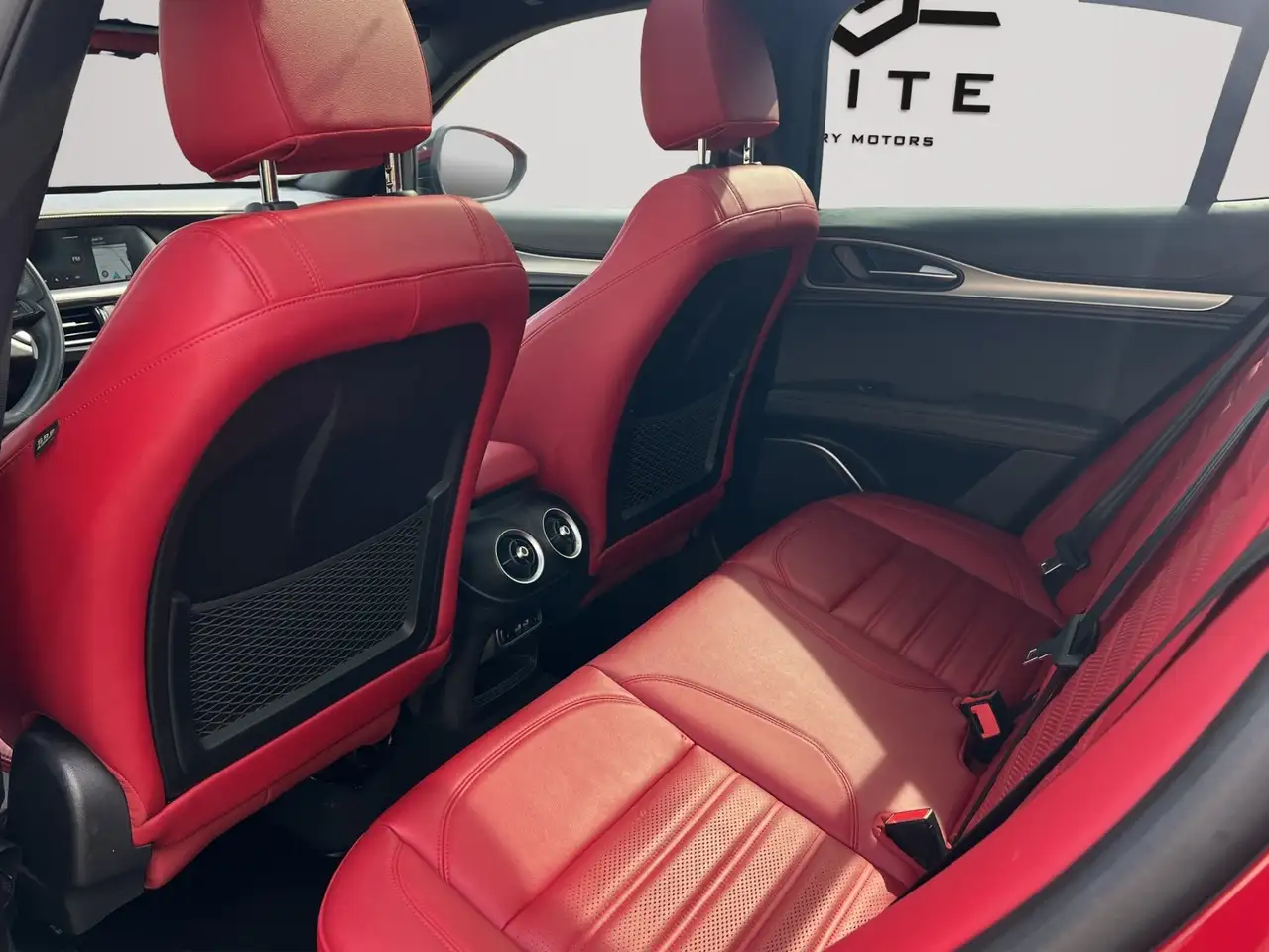 Alfa Romeo Stelvio снимка Alfa Romeo Stelvio