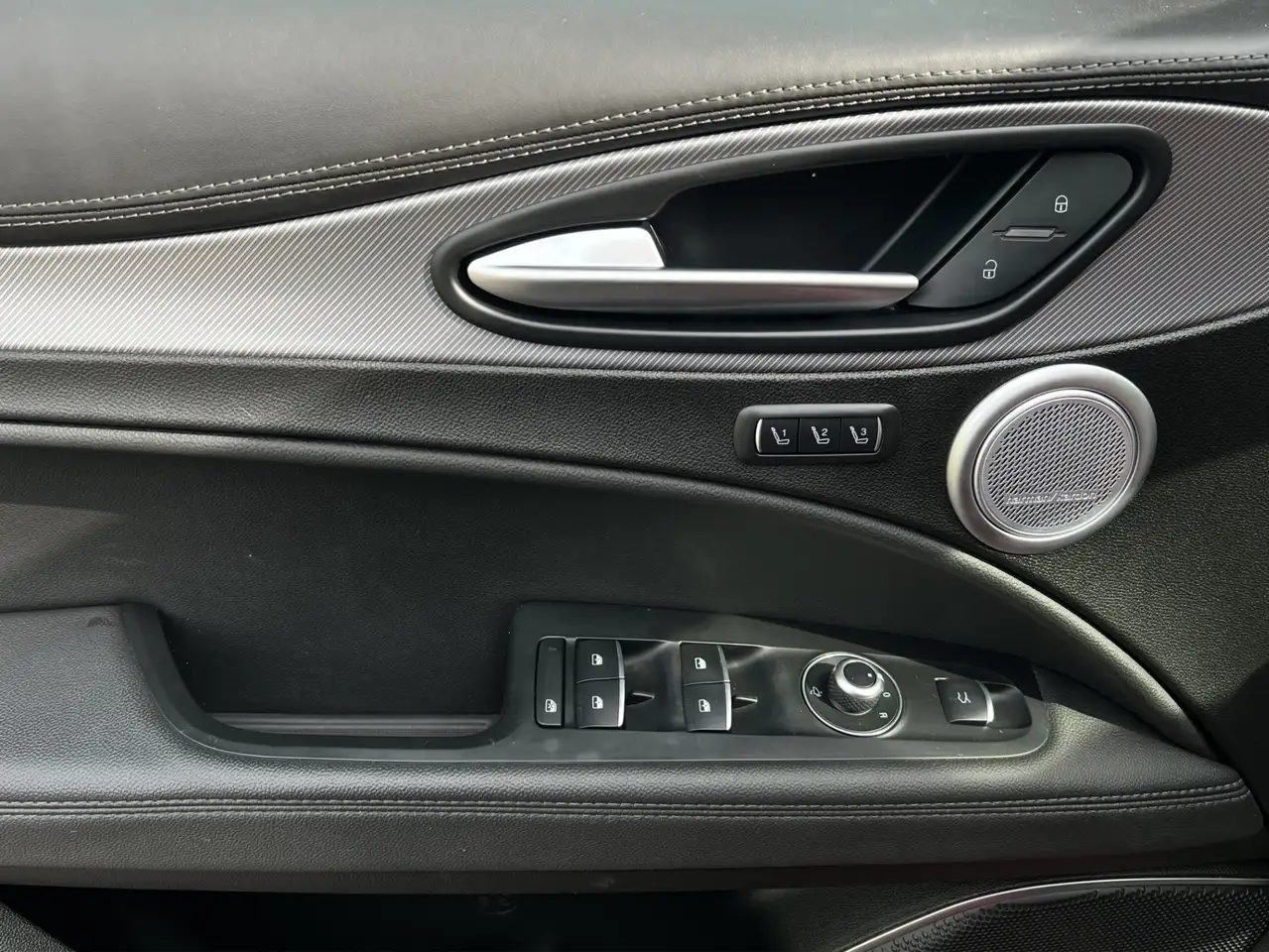 Alfa Romeo Stelvio снимка Alfa Romeo Stelvio