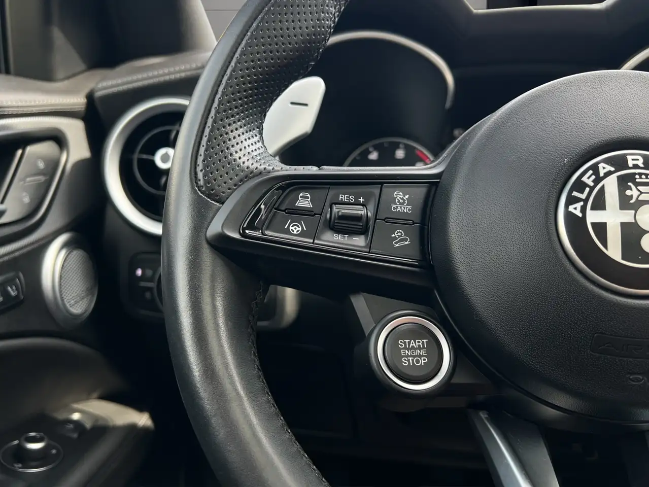 Alfa Romeo Stelvio снимка Alfa Romeo Stelvio