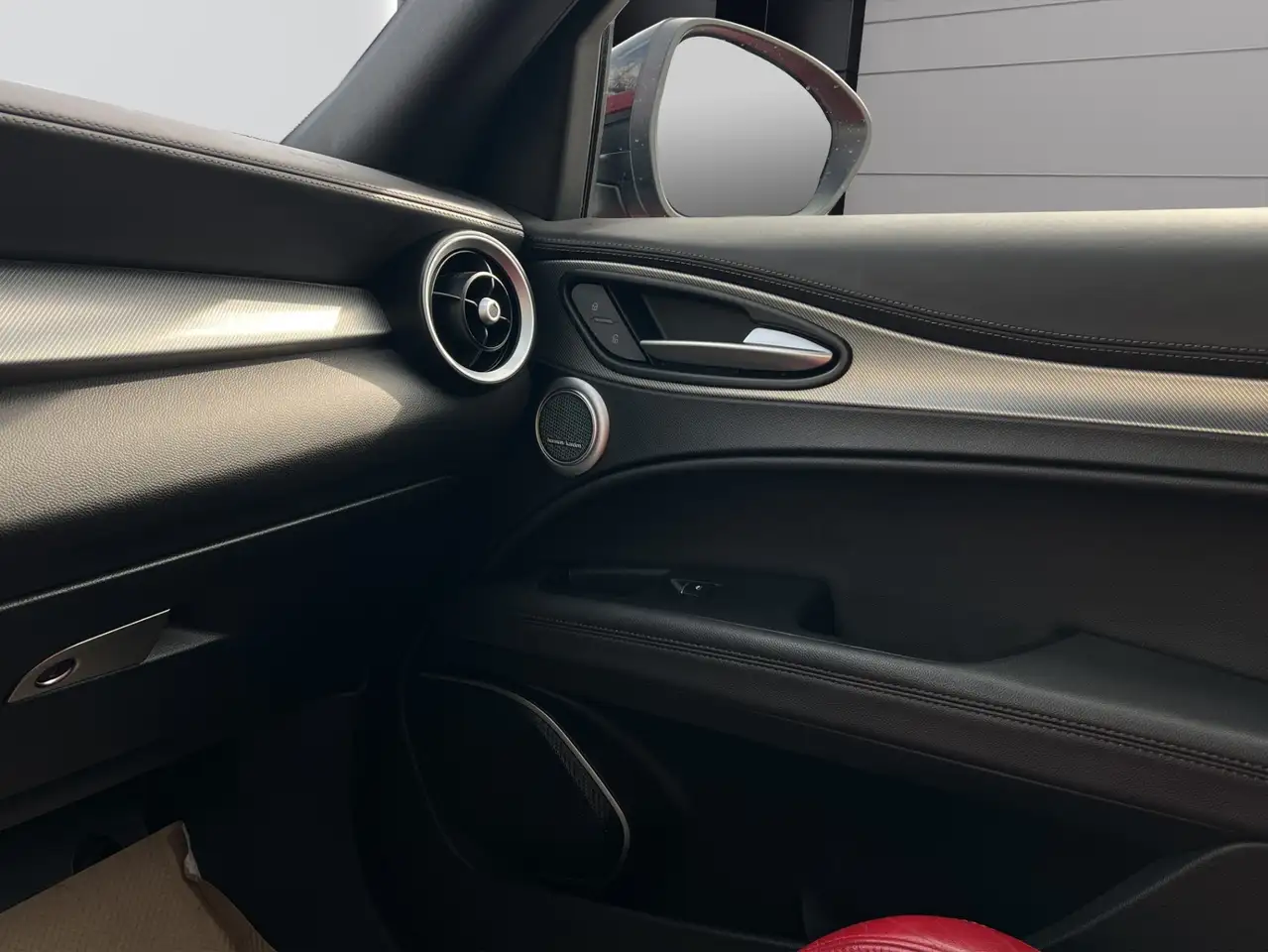 Alfa Romeo Stelvio снимка Alfa Romeo Stelvio
