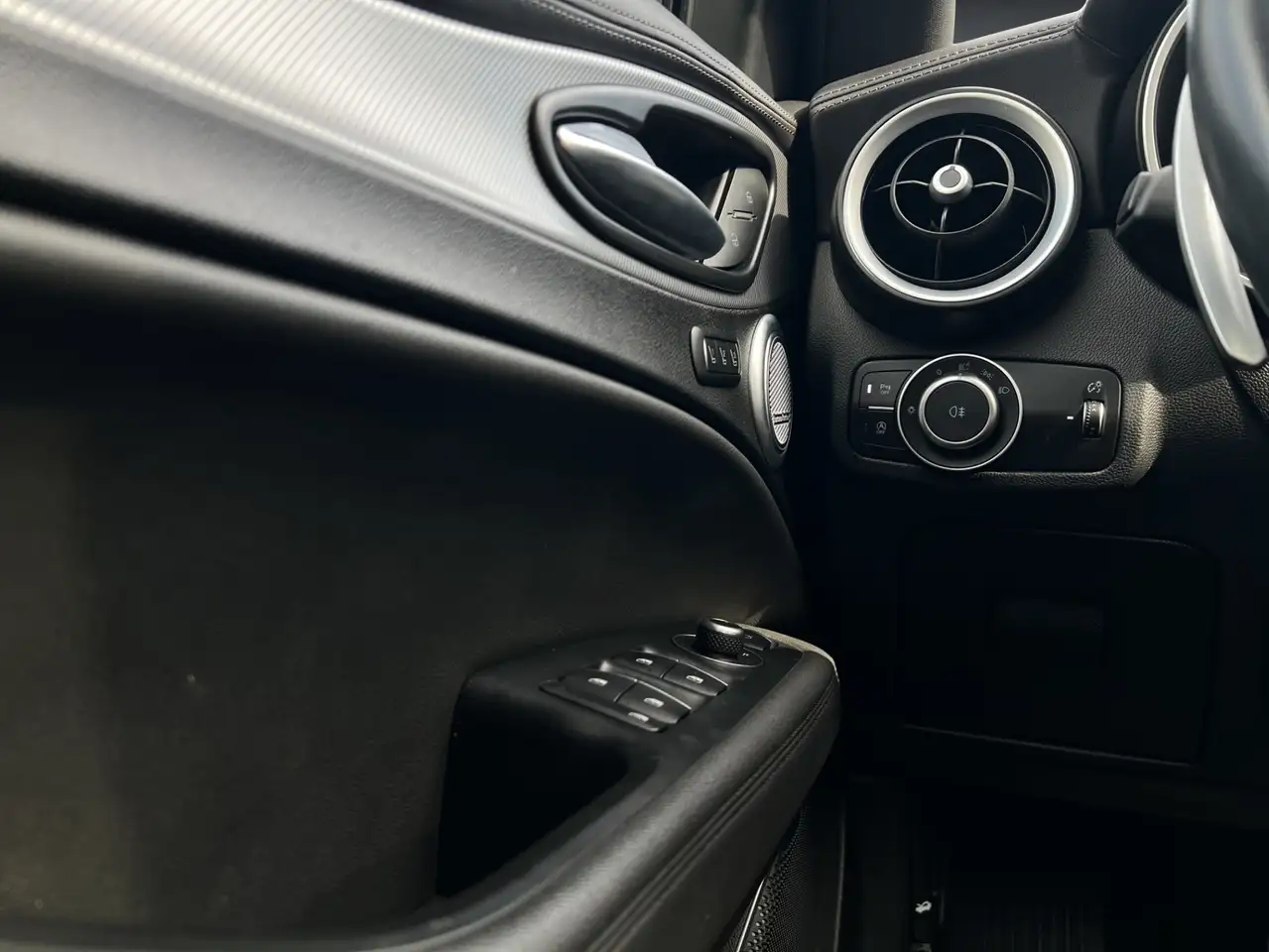 Alfa Romeo Stelvio снимка Alfa Romeo Stelvio