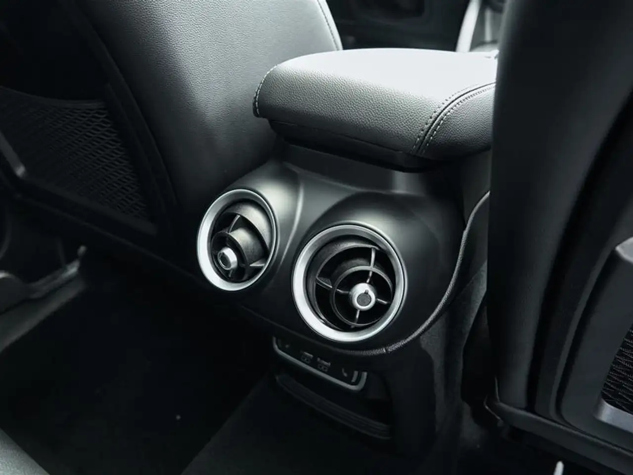 Alfa Romeo Stelvio снимка Alfa Romeo Stelvio