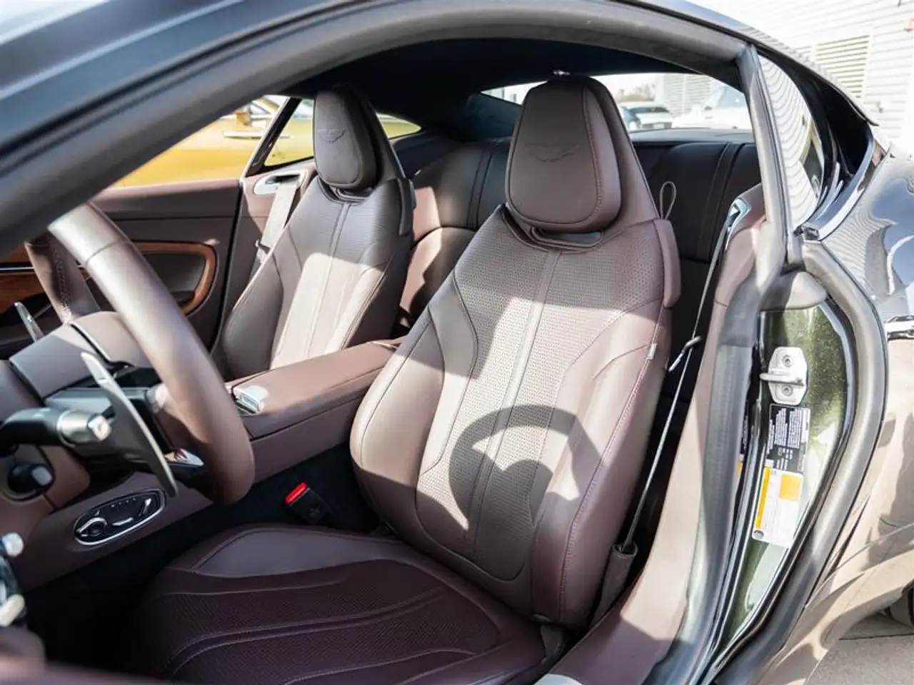 Aston Martin DB12 fotografie Aston Martin DB12