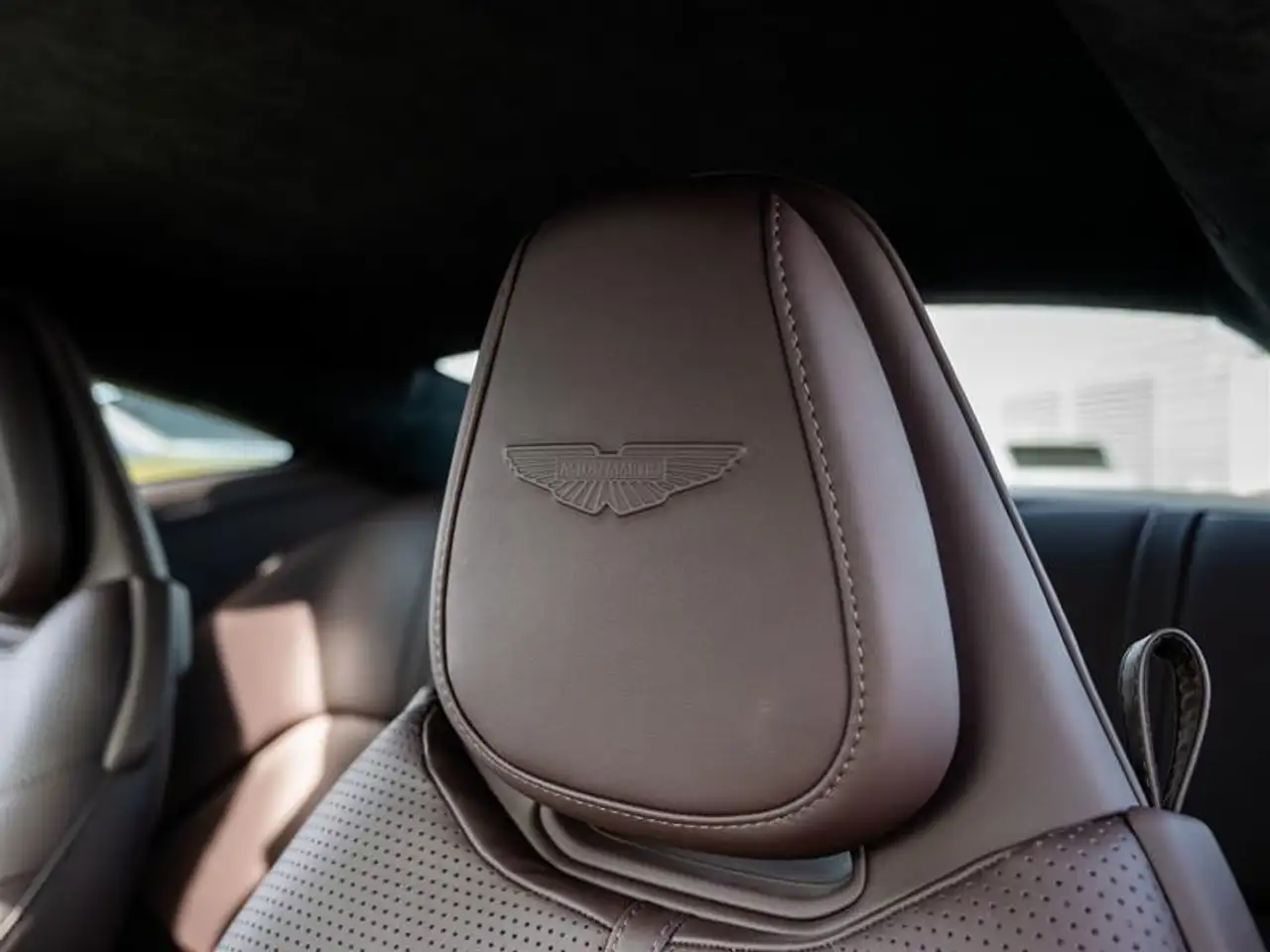 Aston Martin DB12 fotografie Aston Martin DB12