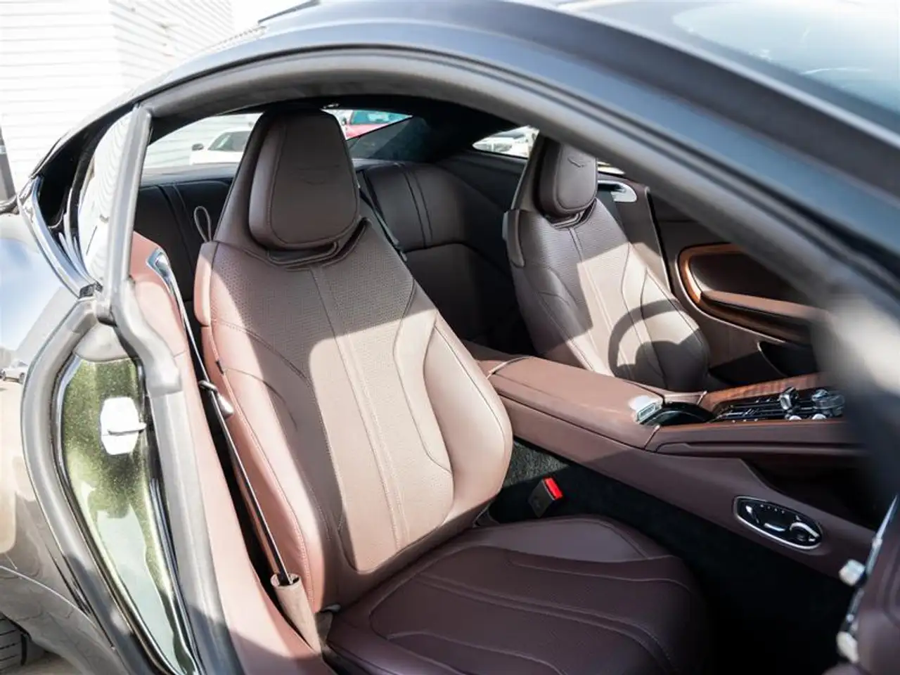 Aston Martin DB12 fotografie Aston Martin DB12