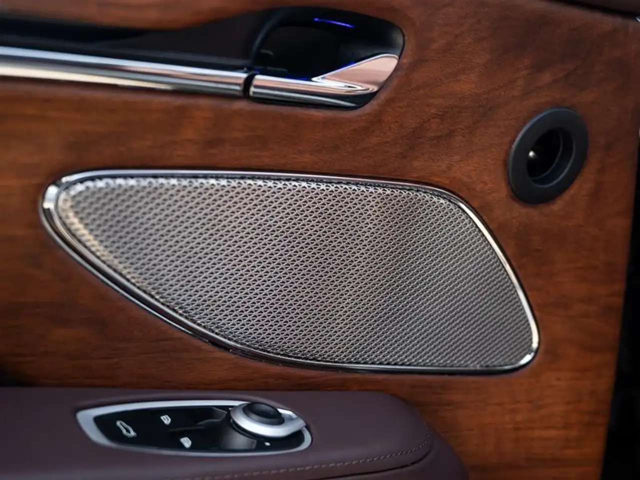 Aston Martin DB12 fotografie Aston Martin DB12