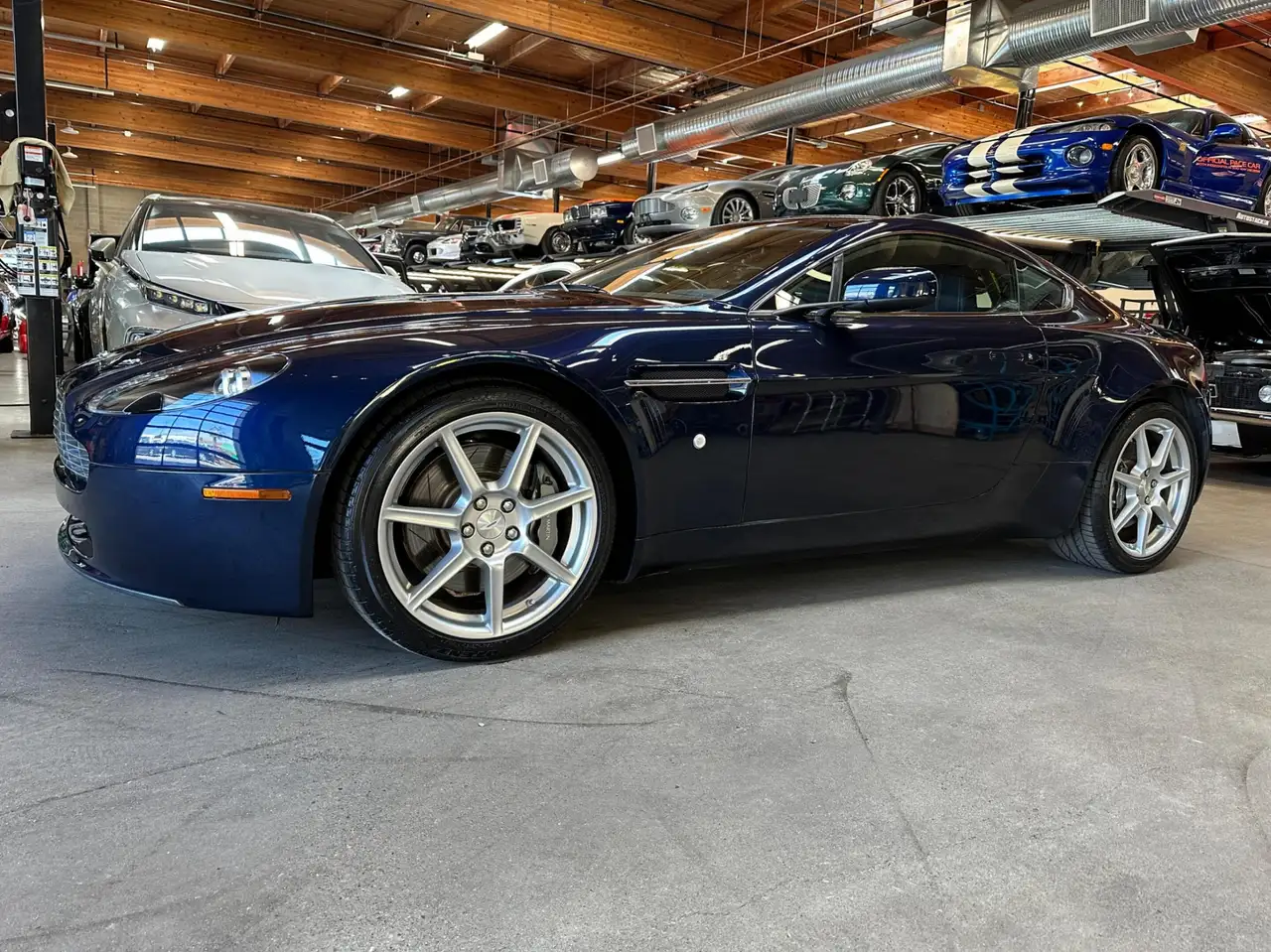 Aston Martin Vantage снимка Aston Martin Vantage