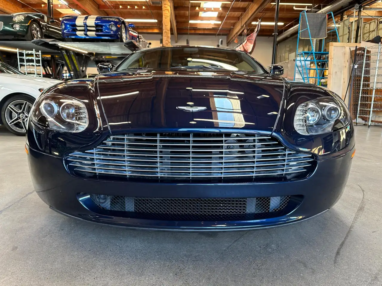 Aston Martin Vantage снимка Aston Martin Vantage