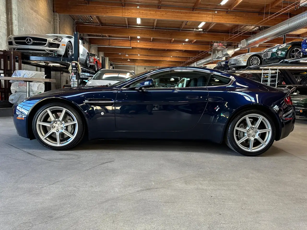 Aston Martin Vantage снимка Aston Martin Vantage