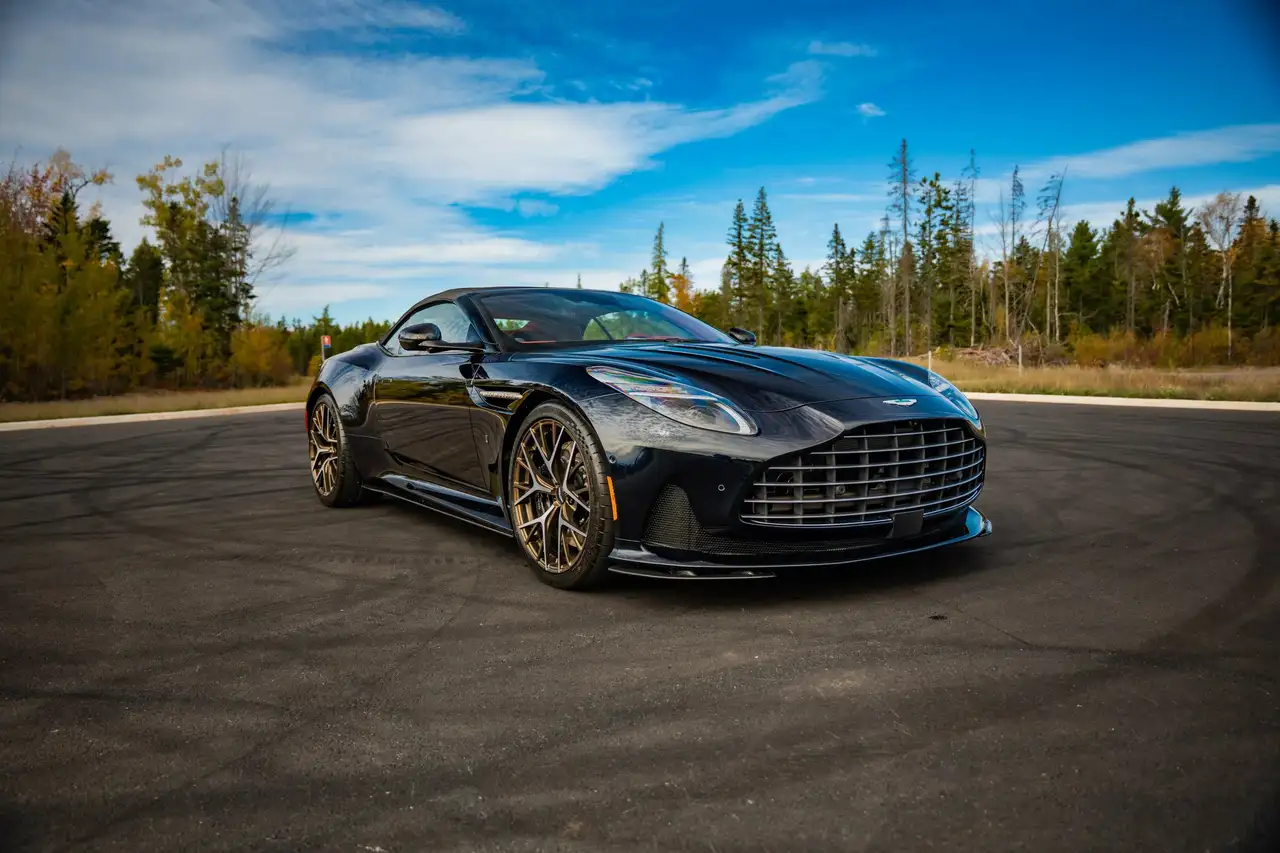 Aston Martin DB12 снимка Aston Martin DB12