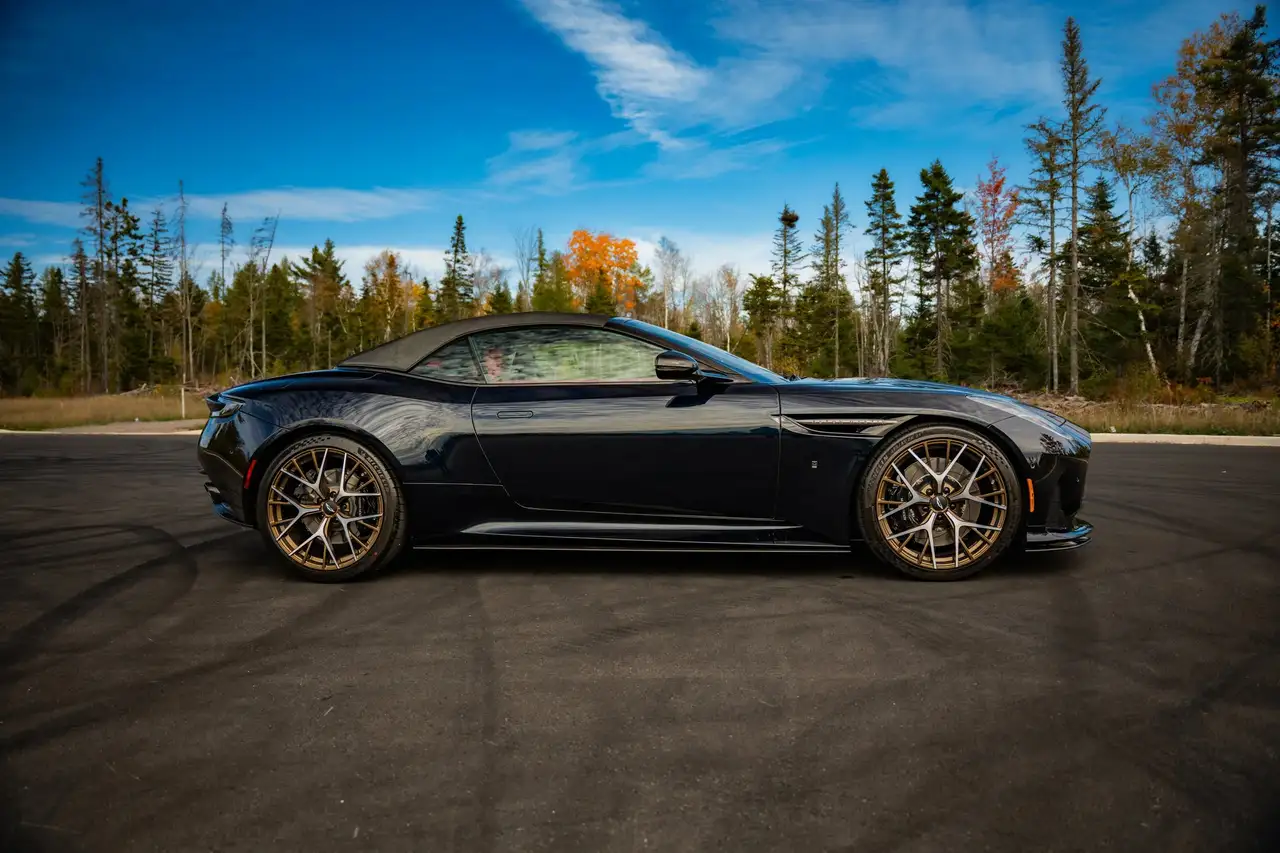 Aston Martin DB12 снимка Aston Martin DB12