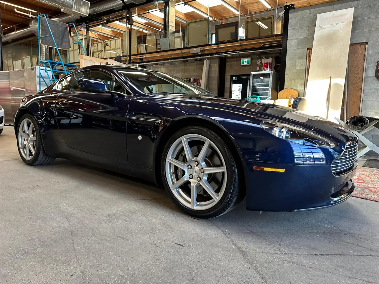 Aston Martin Vantage снимка Aston Martin Vantage