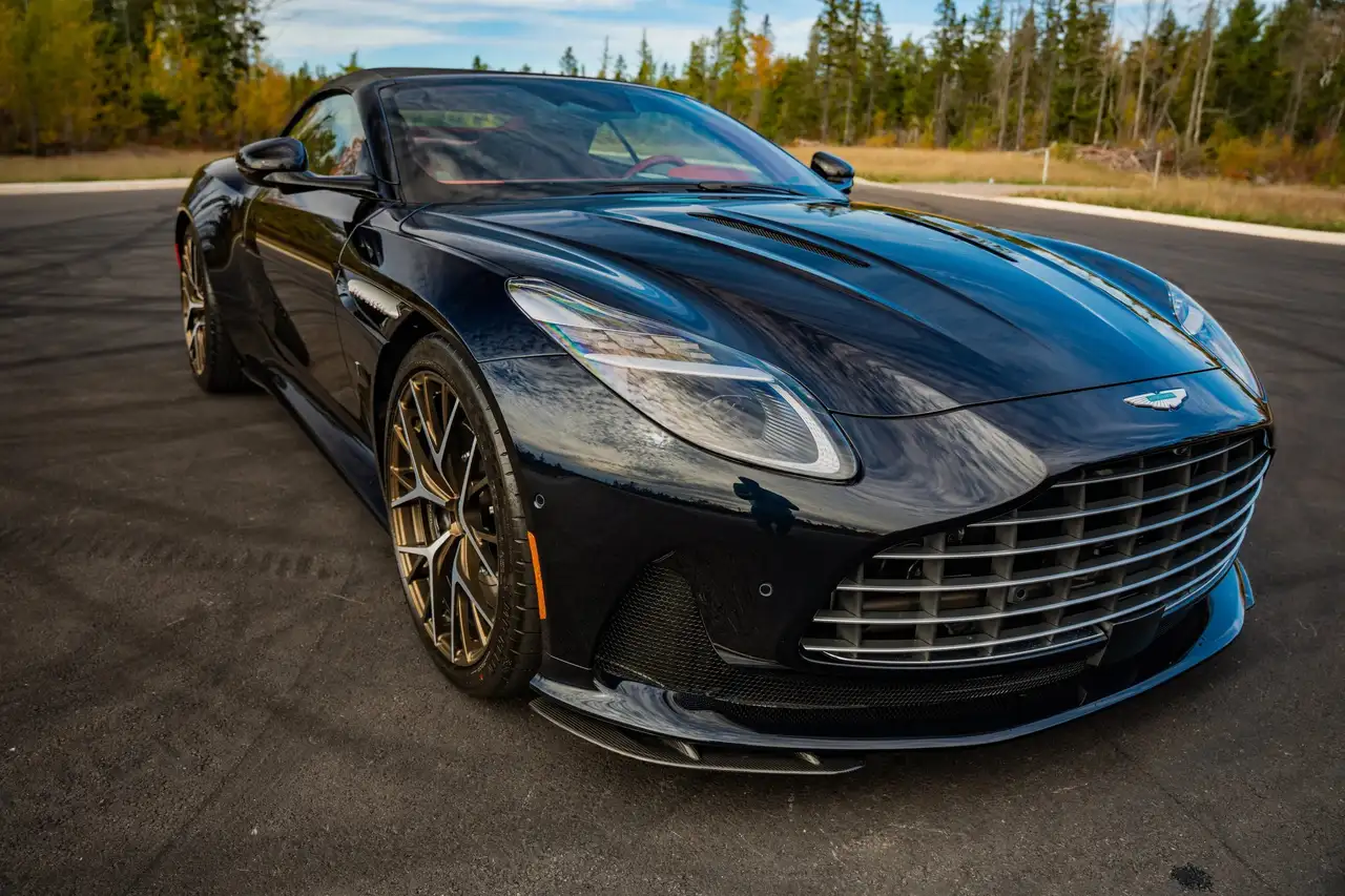 Aston Martin DB12 снимка Aston Martin DB12
