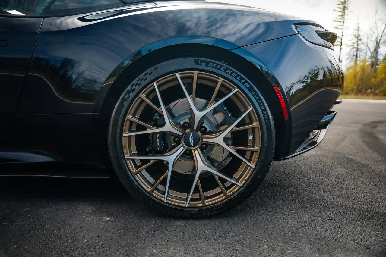 Aston Martin DB12 снимка Aston Martin DB12