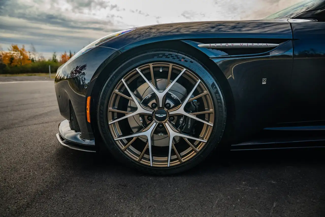 Aston Martin DB12 снимка Aston Martin DB12