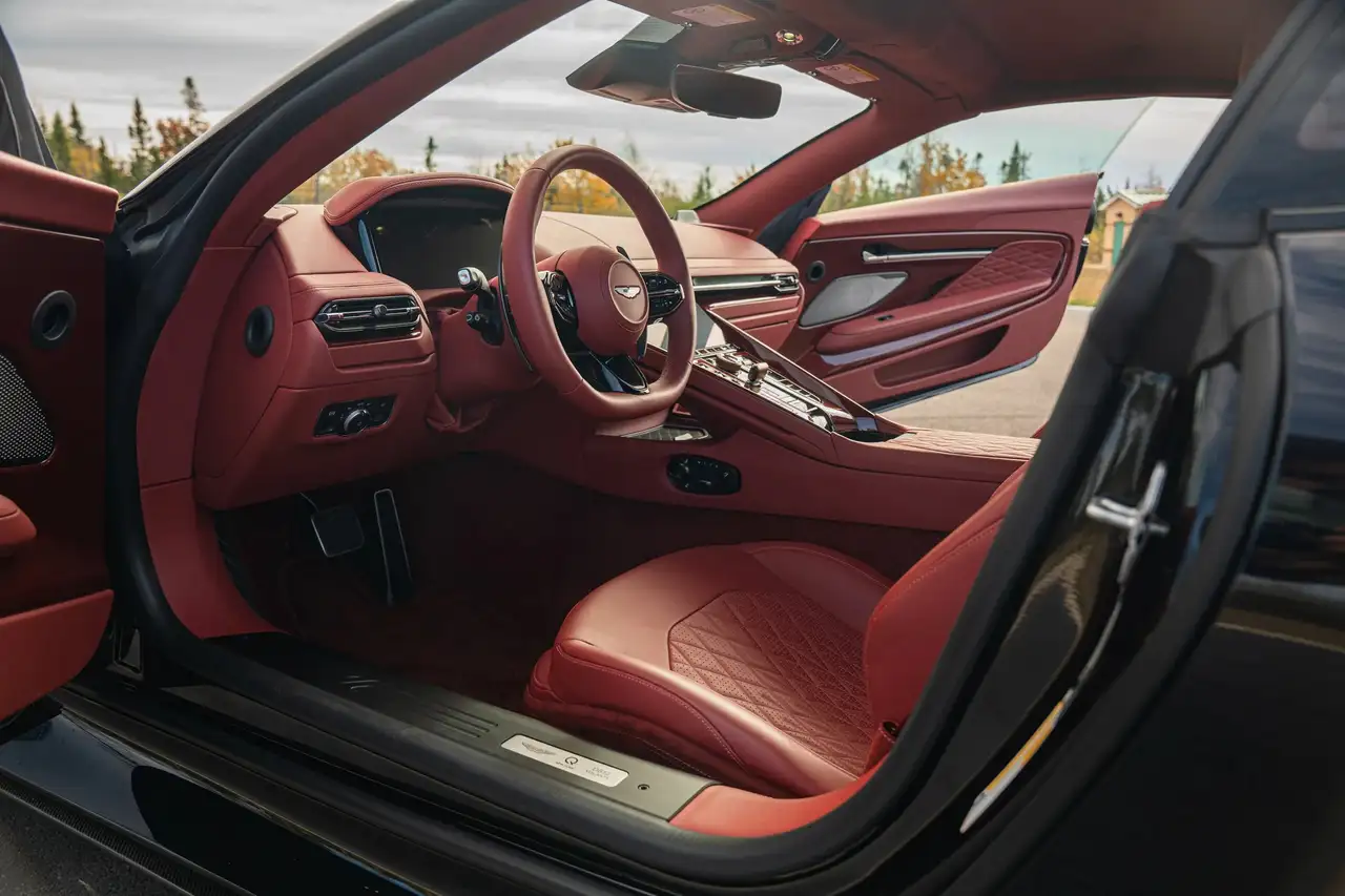 Aston Martin DB12 снимка Aston Martin DB12