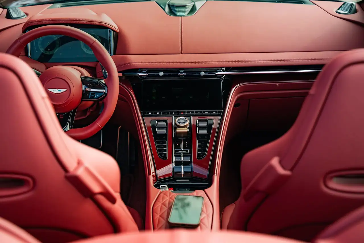 Aston Martin DB12 снимка Aston Martin DB12