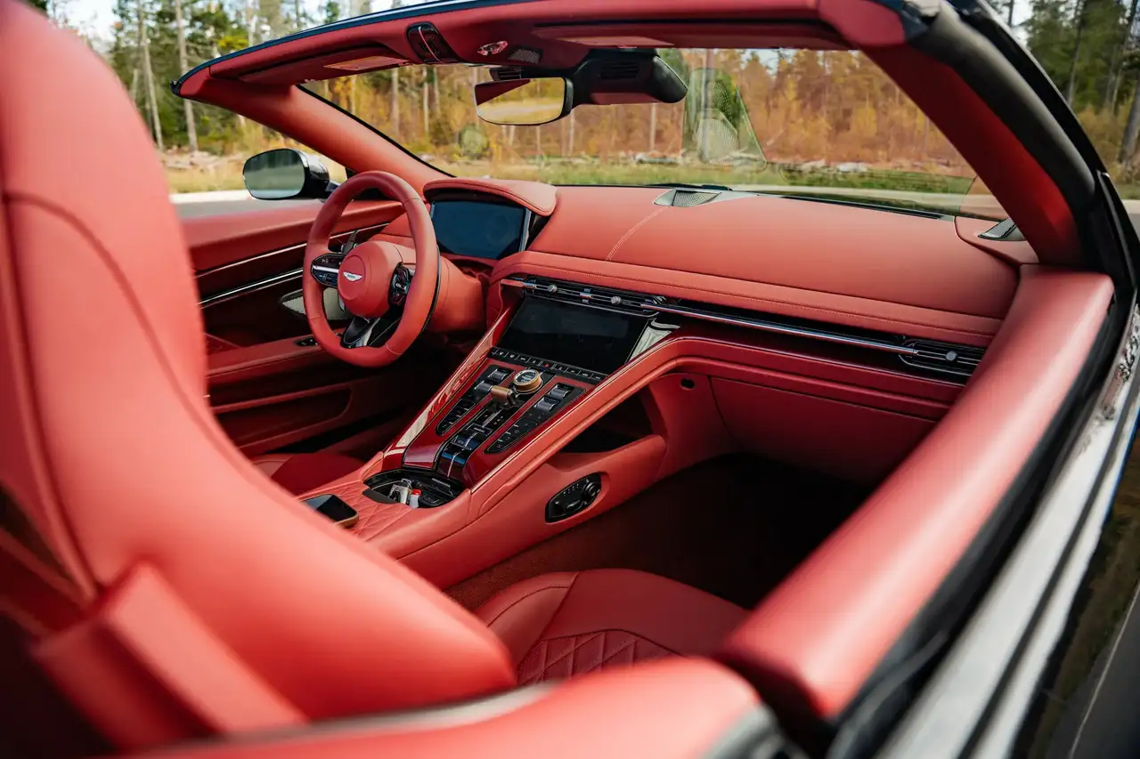 Aston Martin DB12 снимка Aston Martin DB12