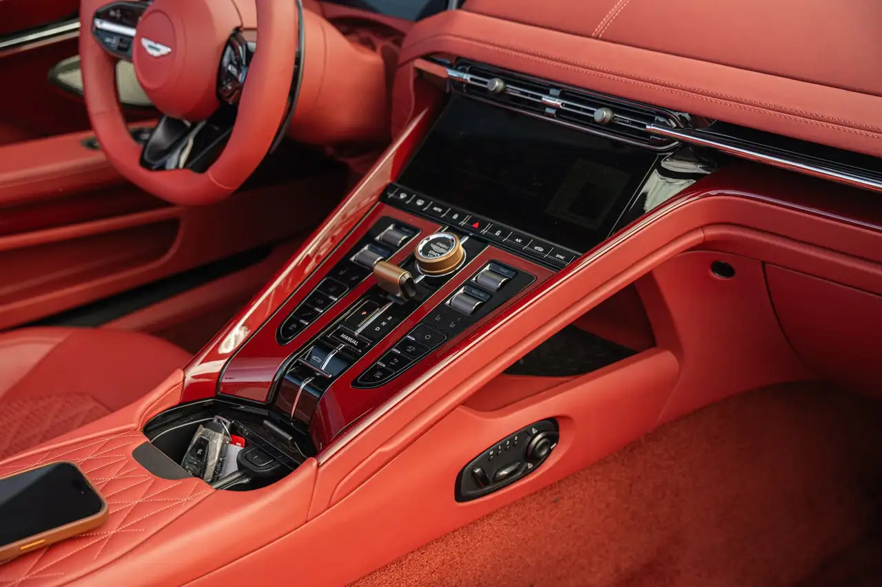 Aston Martin DB12 снимка Aston Martin DB12