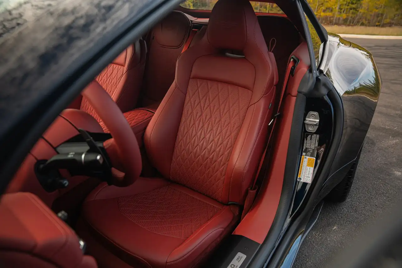 Aston Martin DB12 снимка Aston Martin DB12