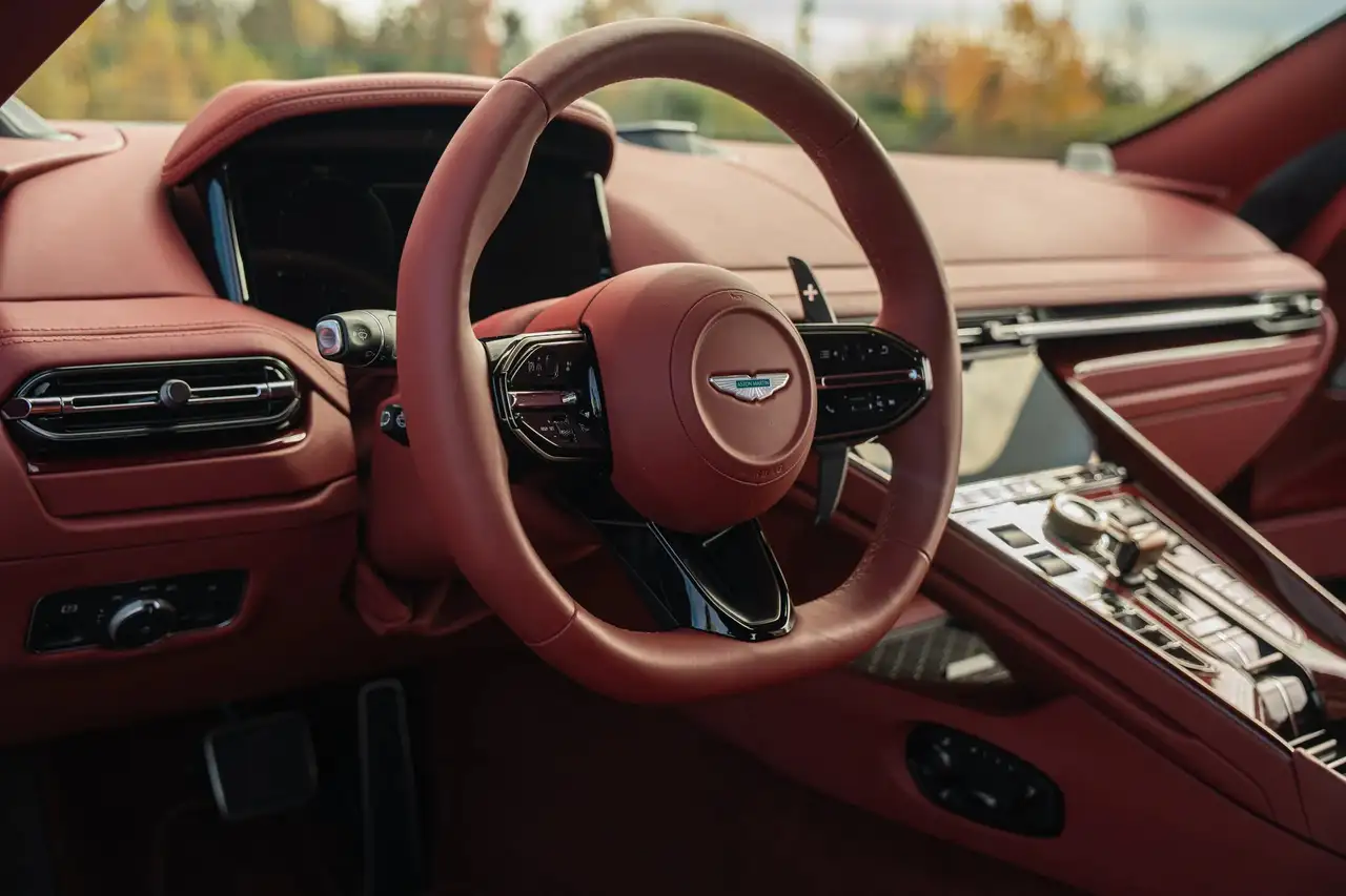 Aston Martin DB12 снимка Aston Martin DB12