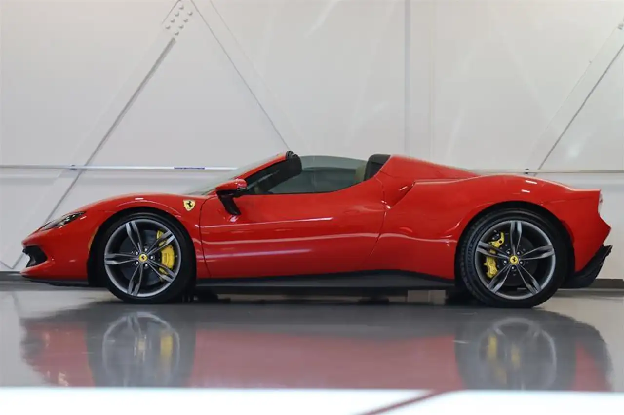 Ferrari 296 GTS снимка Ferrari 296 GTS