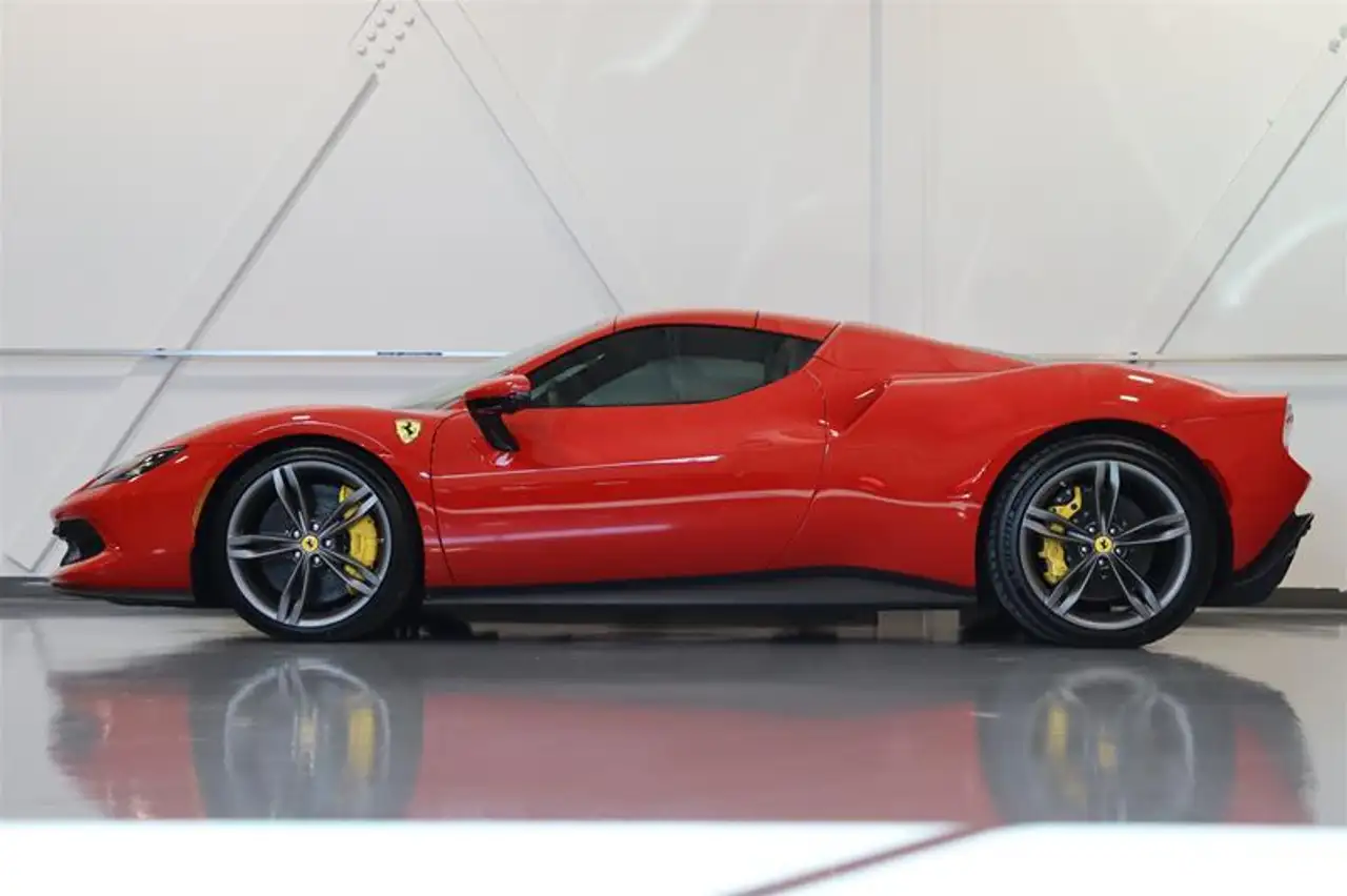 Ferrari 296 GTS снимка Ferrari 296 GTS