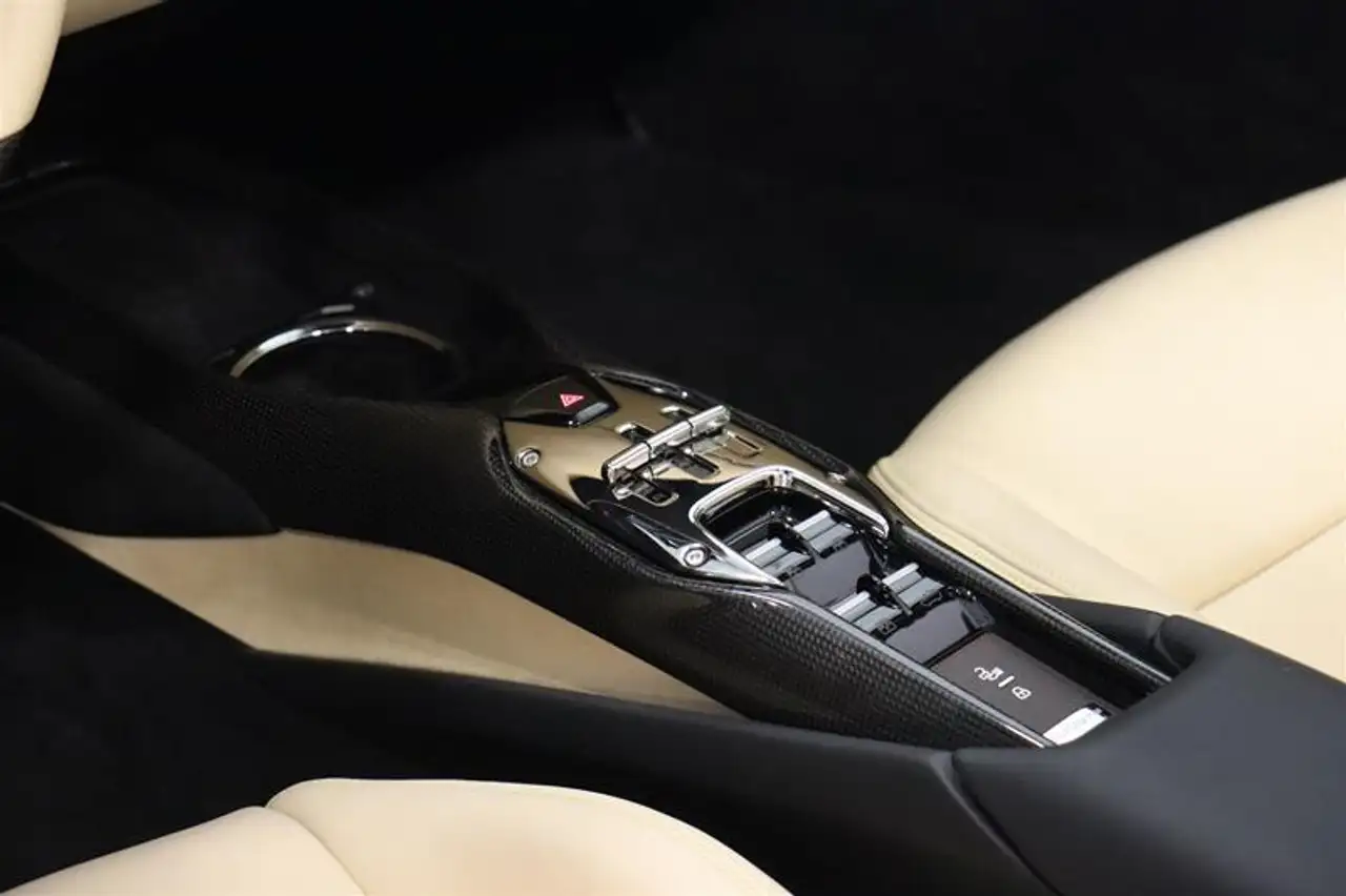 Ferrari 296 GTS снимка Ferrari 296 GTS