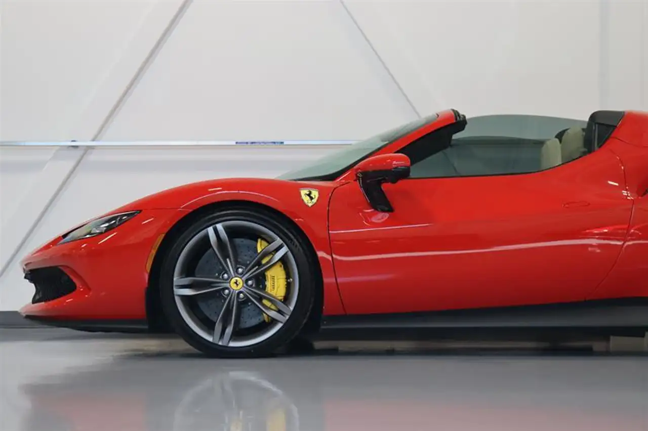 Ferrari 296 GTS снимка Ferrari 296 GTS