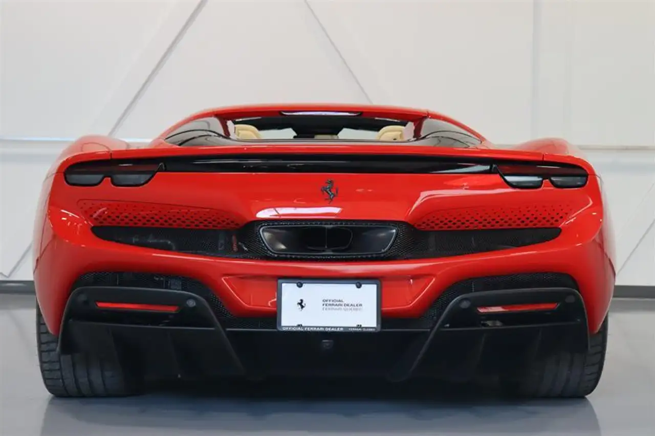 Ferrari 296 GTS снимка Ferrari 296 GTS