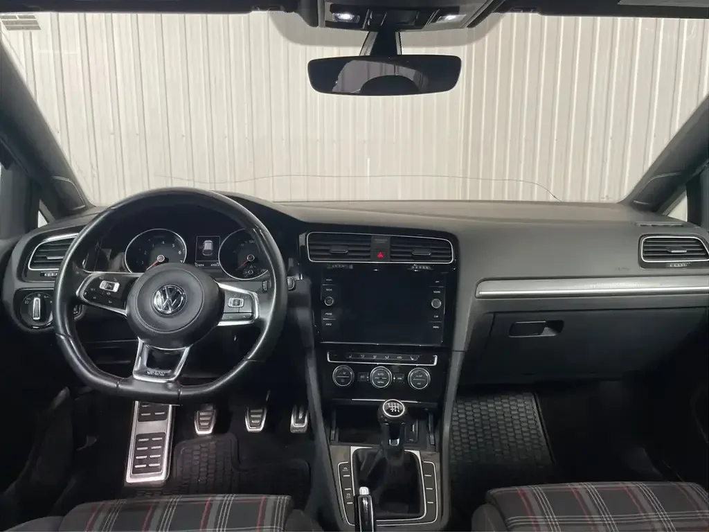 Volkswagen Golf GTI снимка Volkswagen Golf GTI