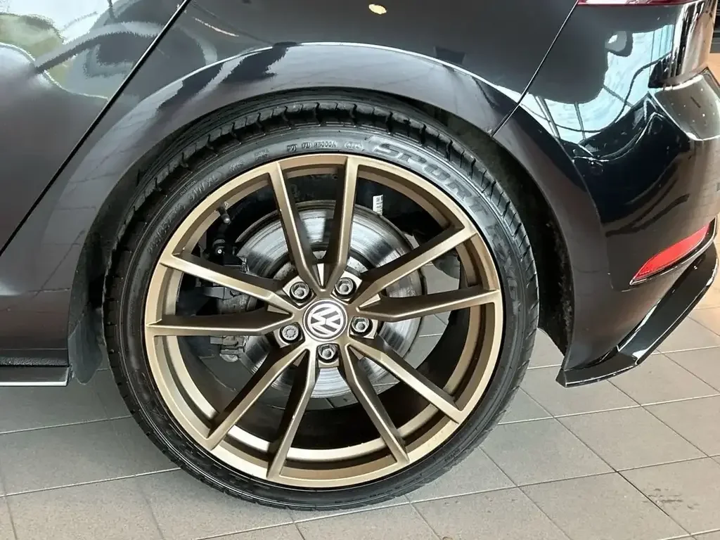 Volkswagen Golf R снимка Volkswagen Golf R