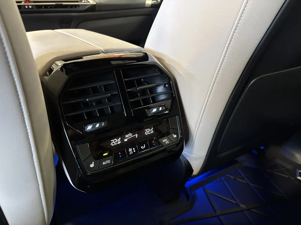 BMW iX photo BMW iX
