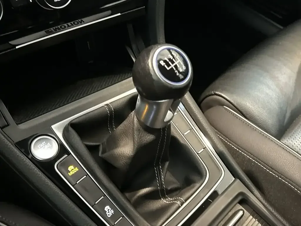 Volkswagen Golf R снимка Volkswagen Golf R